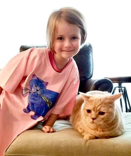 Whitney and her cat Huckle. Whitney models Kayo Garlic Cat t-shirt